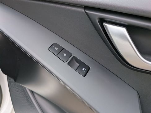 Used 2025 Kia Niro LX FWD image 34