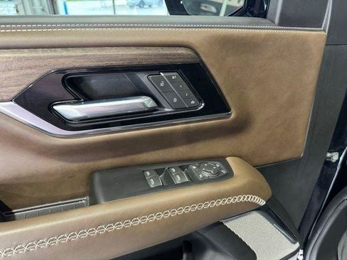 Used 2025 GMC Yukon Denali Ultimate AWD/4WD image 6