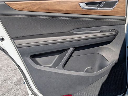 Used 2024 Volkswagen Atlas SE image 27