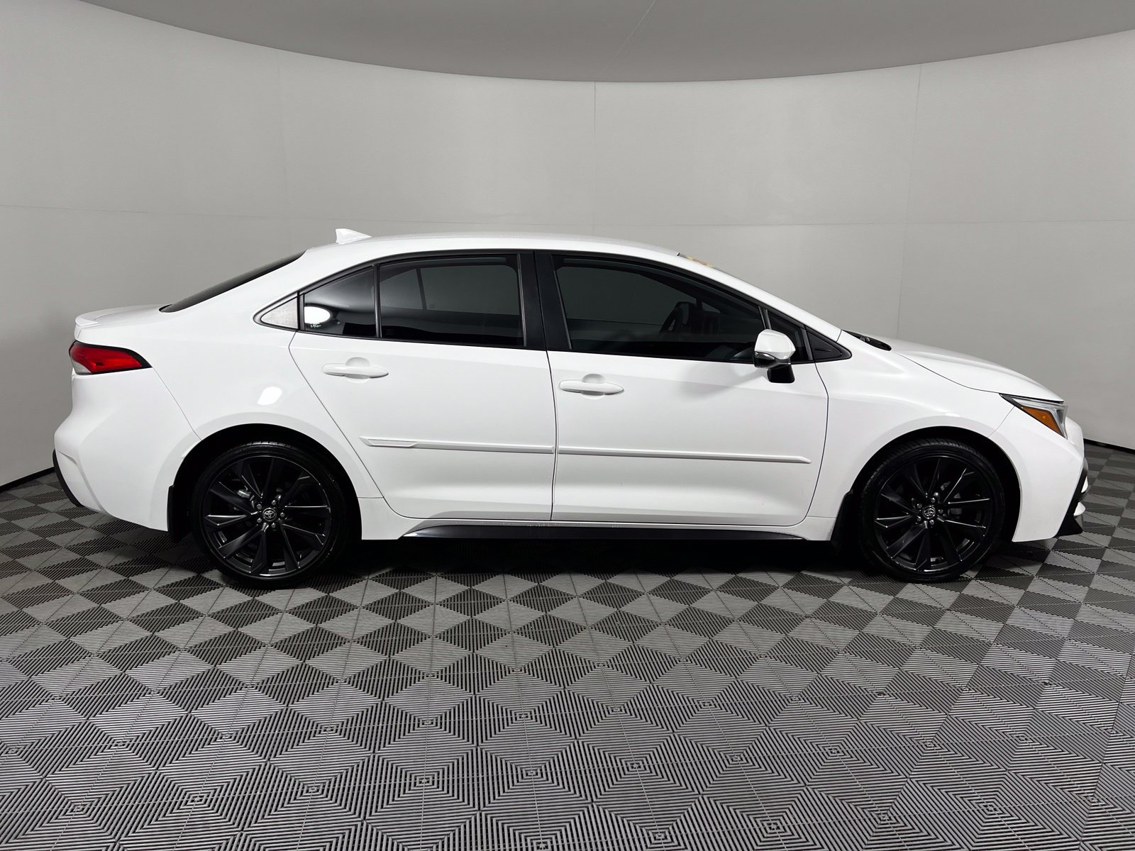 Certified 2024 Toyota Corolla SE FWD image 4