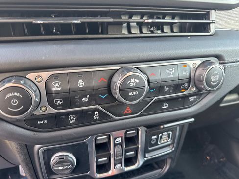 Used 2025 Jeep Wrangler Sahara image 24