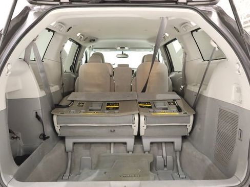 Used 2011 Toyota Sienna LE image 32