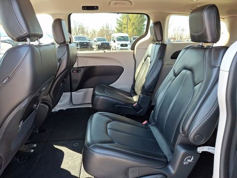 Used 2023 Chrysler Pacifica Touring-L image 10