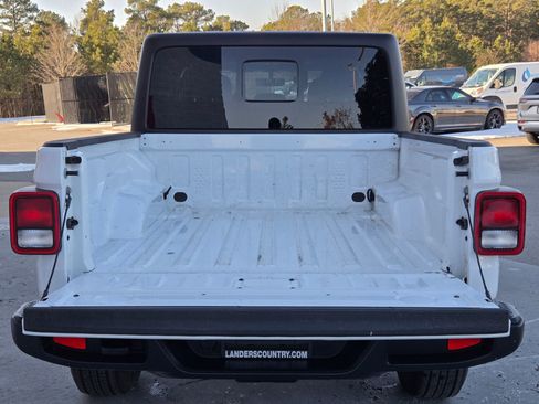 Used 2023 Jeep Gladiator Overland image 11