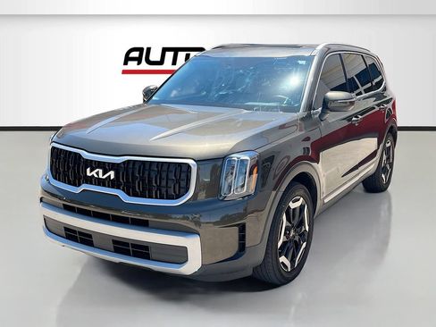 Used 2024 Kia Telluride EX w/ EX Captain's Chair Package AWD/4WD image 3