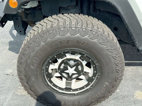 Used 2018 Jeep Wrangler Unlimited Sport AWD/4WD image 2