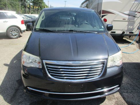 Used 2014 Chrysler Town & Country Touring FWD image 2