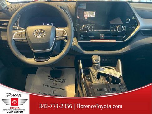 New 2026 Toyota Highlander Limited image 8