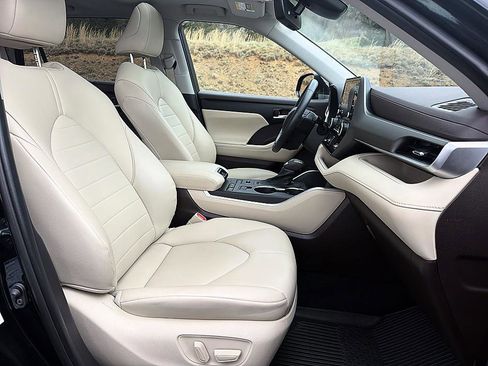 Used 2021 Toyota Highlander XLE image 20