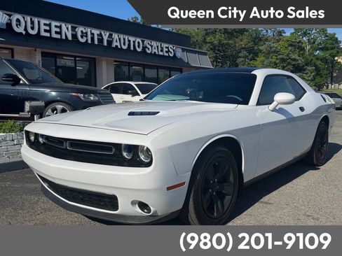 Used 2015 Dodge Challenger SXT RWD image 1