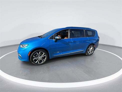 New 2026 Chrysler Pacifica Pinnacle image 4