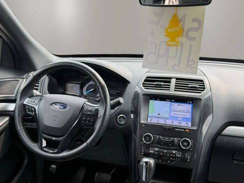 Used 2019 Ford Explorer XLT w/ Equipment Group 202A FWD image 14