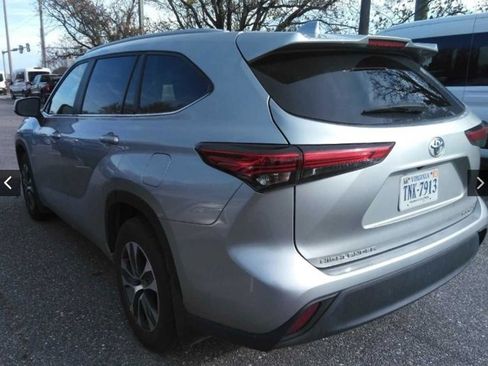 Used 2023 Toyota Highlander XLE image 2