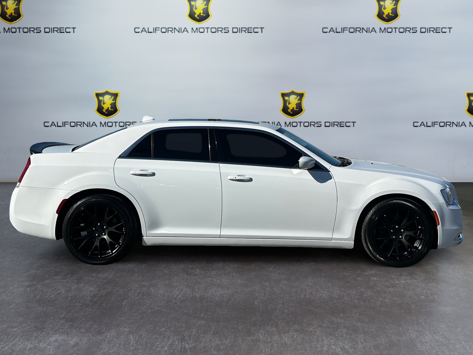 Used 2017 Chrysler 300 Limited w/ Value Package RWD image 6