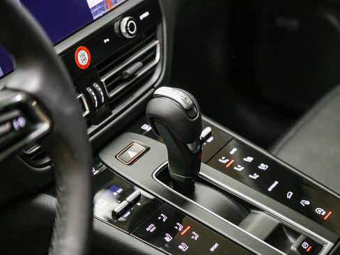 Certified 2025 Porsche Macan AWD/4WD image 24
