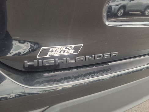 Used 2022 Toyota Highlander XLE AWD/4WD image 29