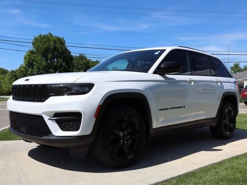 Certified 2023 Jeep Grand Cherokee Altitude AWD/4WD image 7