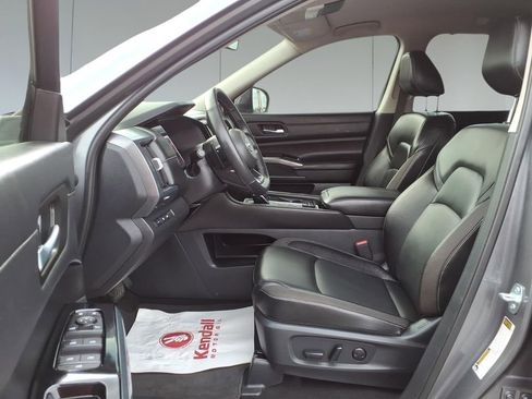 Used 2025 Nissan Pathfinder SL AWD/4WD image 16