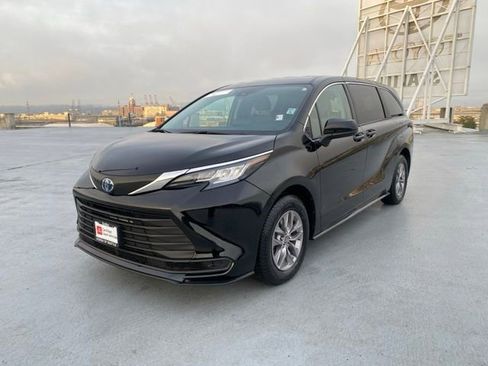 Certified 2023 Toyota Sienna LE image 7