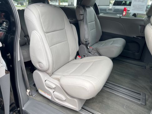 Used 2017 Toyota Sienna XLE Premium w/ Protection Package FWD image 14