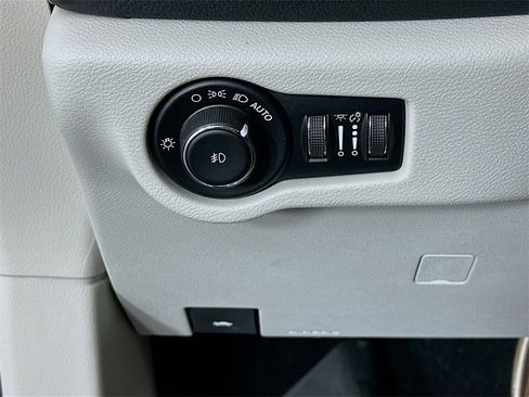 Used 2021 Chrysler Pacifica Touring w/ Cold Weather Group image 10