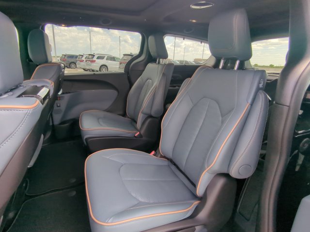 New 2027 Chrysler Pacifica Pinnacle w/ Theater Group AWD/4WD image 17