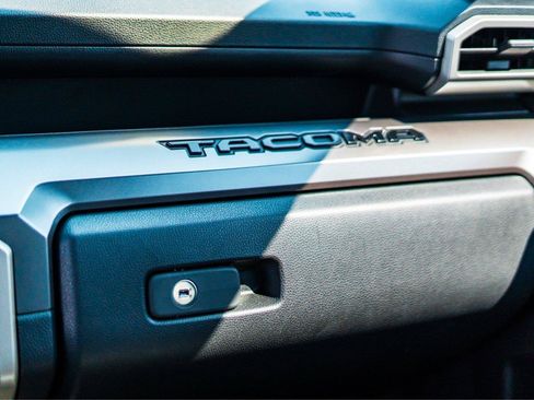 Used 2025 Toyota Tacoma SR5 AWD/4WD image 19