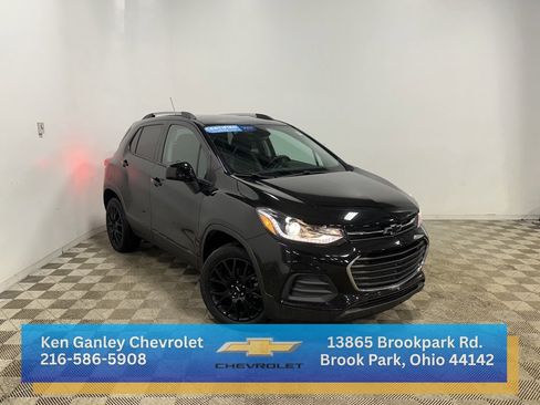 Certified 2022 Chevrolet Trax LT w/ Midnight Edition image 3