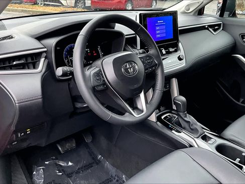 Used 2025 Toyota Corolla Cross XLE image 17