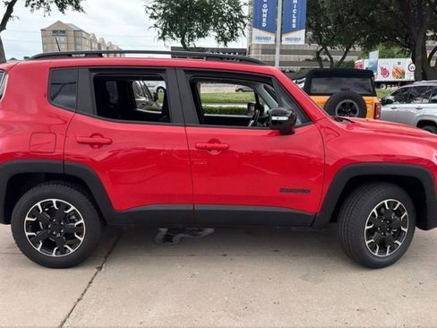 Used 2023 Jeep Renegade Latitude AWD/4WD image 4