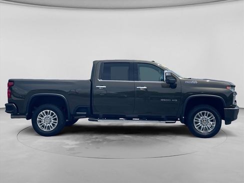 Used 2022 Chevrolet Silverado 3500 High Country w/ Technology Package AWD/4WD image 9