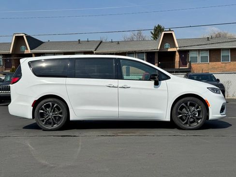 New 2026 Chrysler Pacifica Select image 8