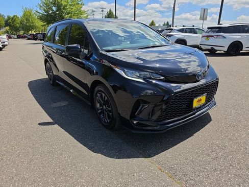 Used 2025 Toyota Sienna XSE AWD/4WD image 8