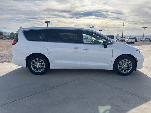 New 2026 Chrysler Pacifica Limited image 6