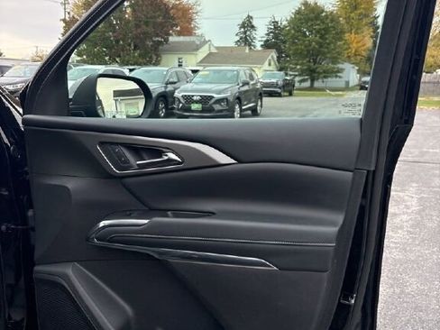 Used 2025 Chevrolet Traverse LT image 23