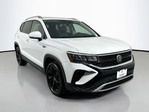 Used 2023 Volkswagen Taos SE w/ Panoramic Sunroof Package image 3