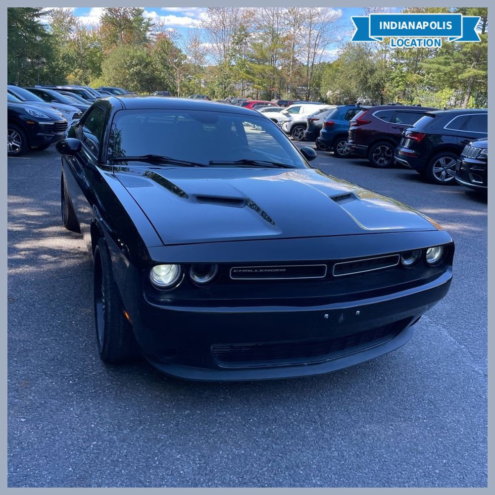 Used 2016 Dodge Challenger SXT RWD image 1