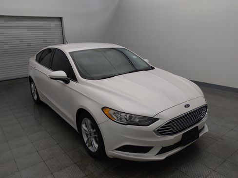 Used 2018 Ford Fusion SE w/ Fusion SE Technology Package FWD image 13