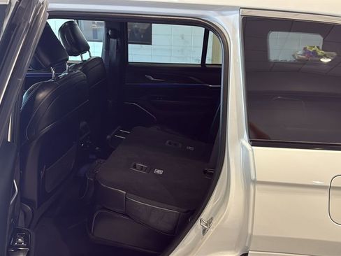 Used 2023 Jeep Grand Cherokee Overland AWD/4WD image 20