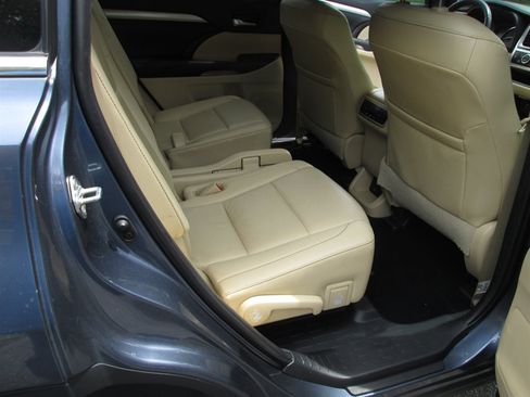 Used 2019 Toyota Highlander XLE AWD/4WD image 23