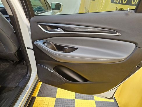 Used 2020 Buick Enclave Essence image 16