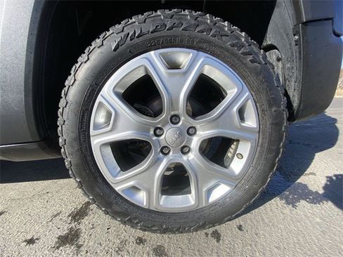 Used 2019 Jeep Renegade Latitude w/ UConnect 8.4 Nav Group image 10