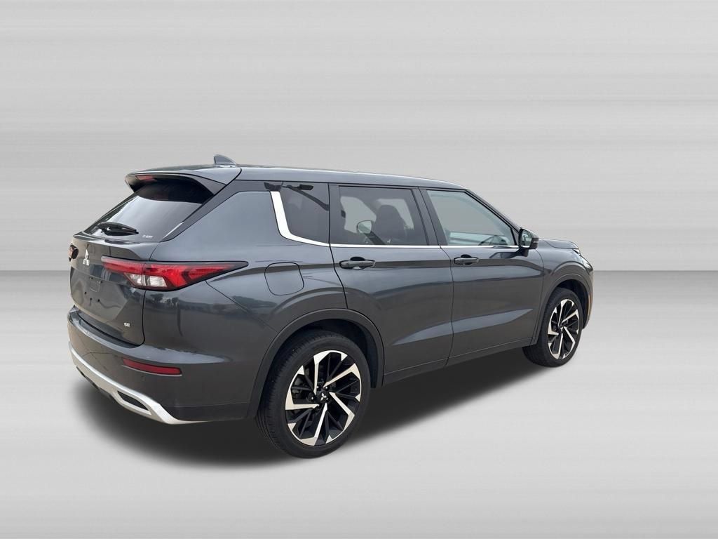 Used 2024 Mitsubishi Outlander SE AWD/4WD image 3