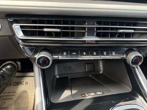 Used 2025 Chevrolet Traverse LT image 9