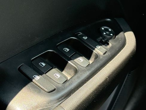 Used 2024 Hyundai Venue Limited FWD image 18