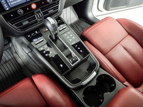 Certified 2023 Porsche Macan Turbo image 18