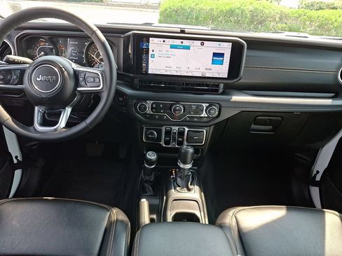 Used 2025 Jeep Wrangler Unlimited Sahara AWD/4WD image 16
