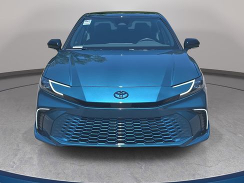 Used 2025 Toyota Camry XSE FWD image 2