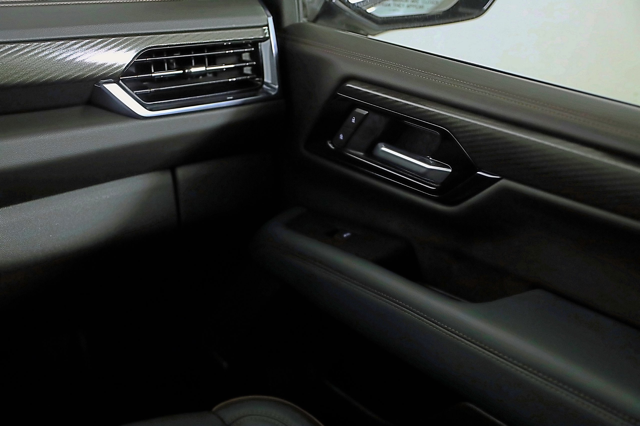 Used 2025 GMC Yukon AT4 AWD/4WD image 23