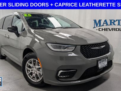 Used 2025 Chrysler Pacifica Select